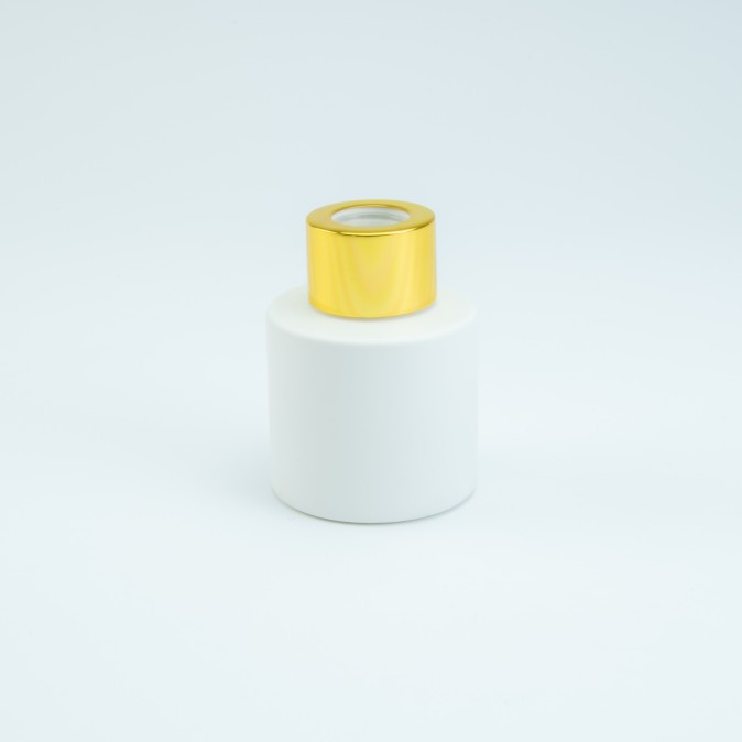 https://www.doopsuikerdekock.be/files/modules/products/1191/photos/parfumflesje-cylinder-wit-met-gouden-schroefdop-50-ml.jpg