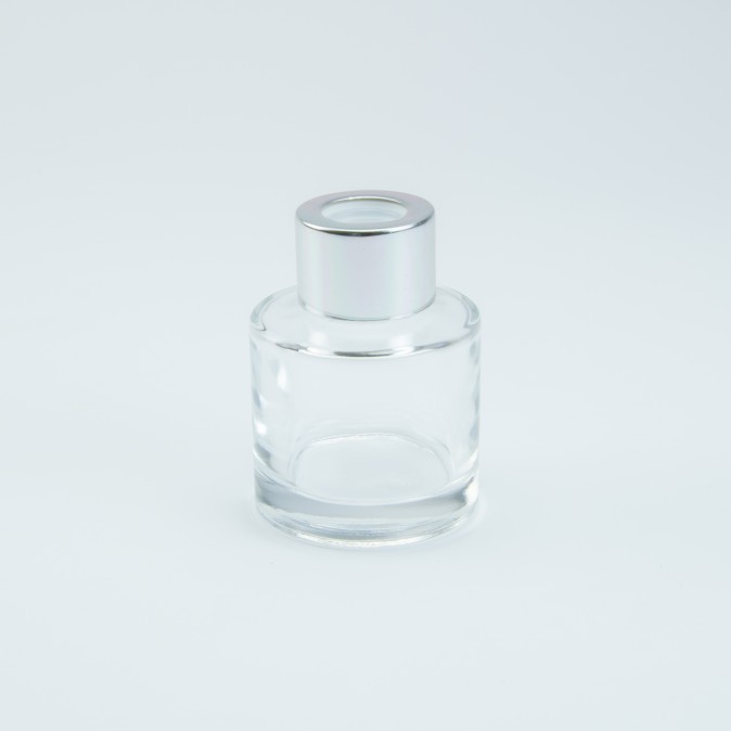 https://www.doopsuikerdekock.be/files/modules/products/1208/photos/parfumflesje-cylinder-met-zilveren-schroefdop-50-ml.jpg